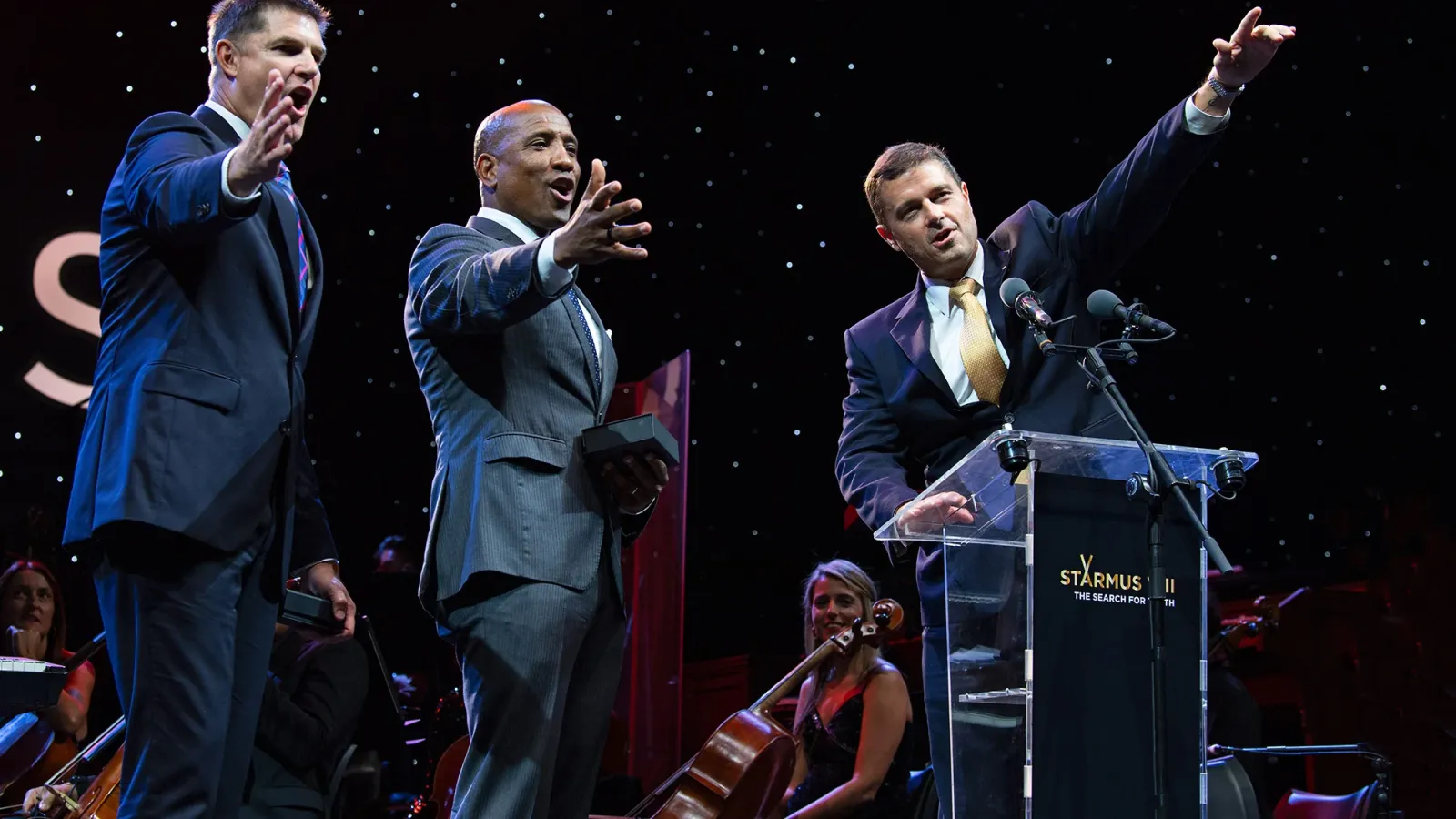 Astronauti Jeremy Hansen, Victor Glover i Reid Wiseman na bini