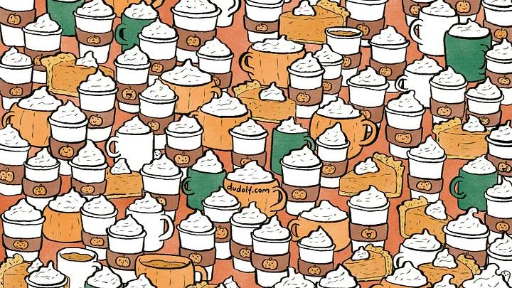 Detaljan pogled na jesenju gozbu sa šoljicama kafe i pitom od bundeve