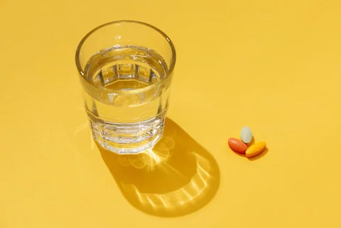 Ilustracija žene koja brine o svom mentalnom zdravlju i unosu vitamina B