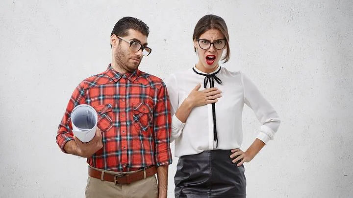 Muškarac i žena poziraju u geek stilu
