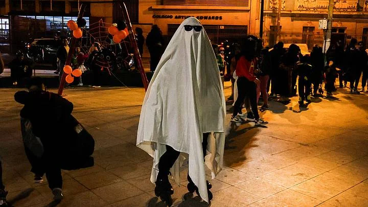 Osoba maskirana u duha za Noć vještica