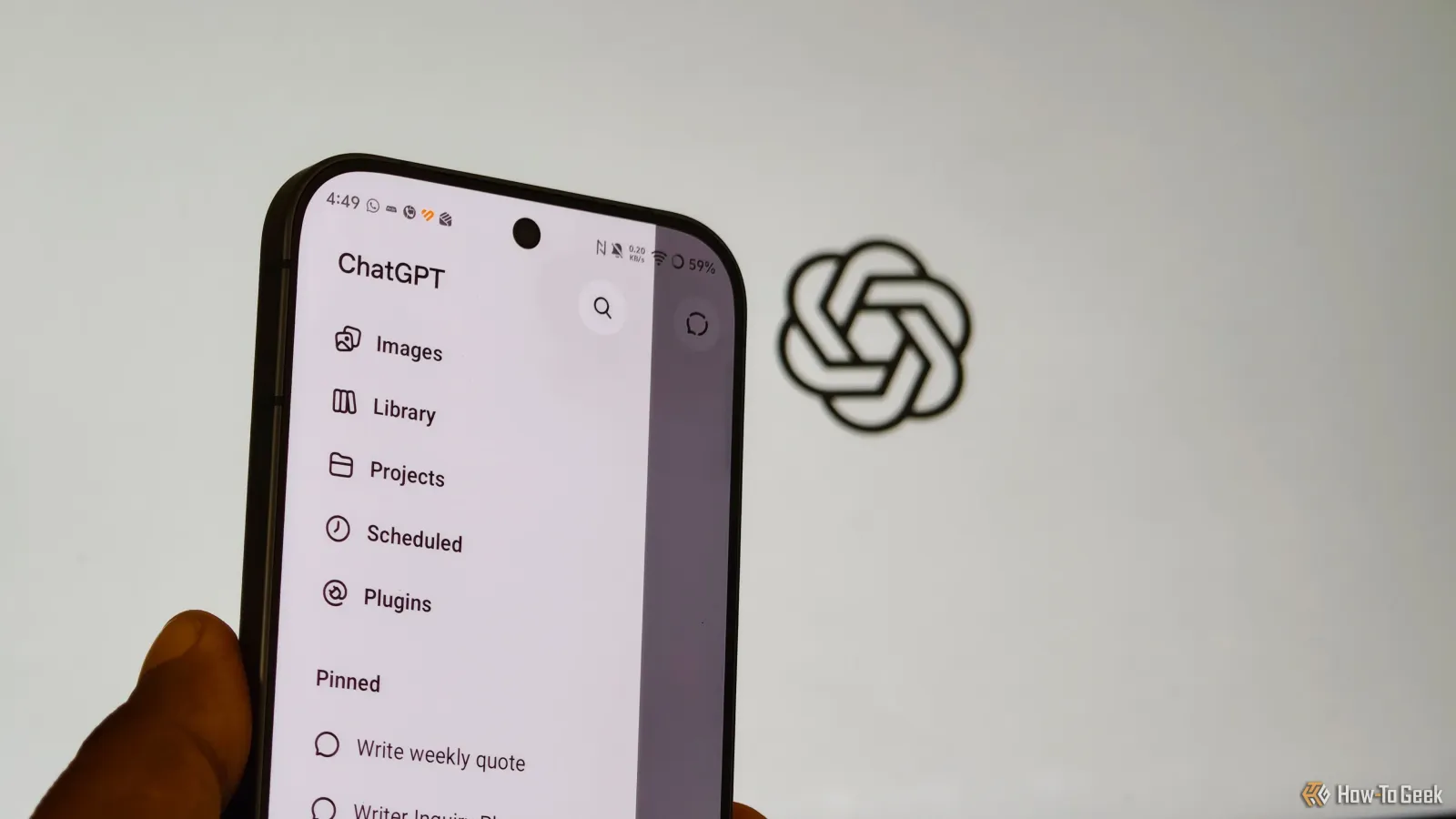 Prikaz ChatGPT mobilne aplikacije na pametnom telefonu