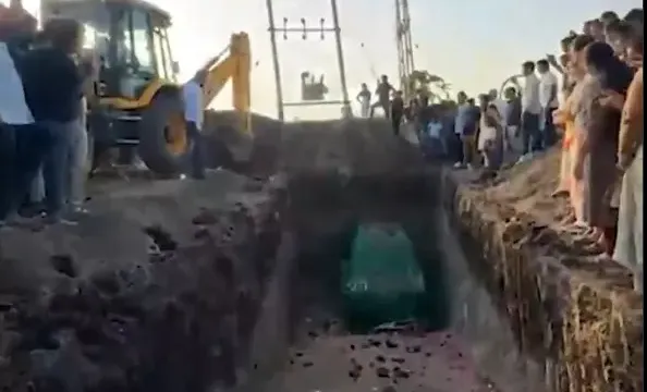 U znak poštovanja, sahranili svoj stari automobil: Ceremoniji prisustvovalo 1.500 ljudi VIDEO
