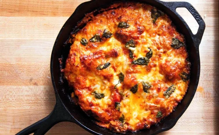 Omiljeni zalogaj gotov za 10 minuta: Recept za pizzu koja se pravi u tavi