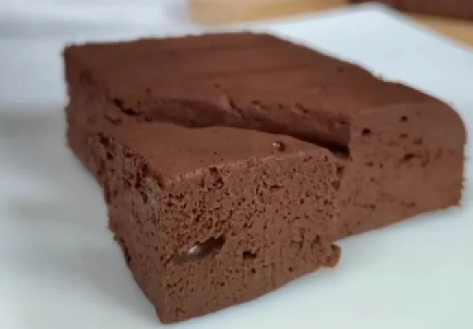 NAJLAKŠI RECEPT ZA ČOKOLADNI KOLAČ: Od samo 3 jeftina sastojka, a pravi se u blenderu