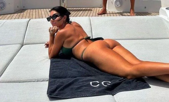 Otišla iz Arabije pa se odmah skinula: Georgina uživa na luksuznoj jahti