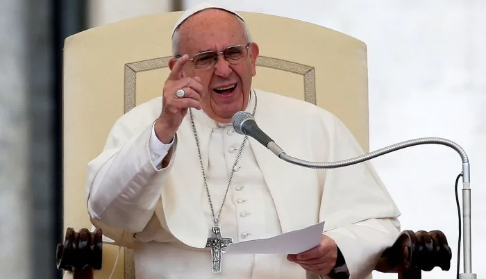 Odgovor kardinalima : Papa Franjo sugerirao mogućnost da Vatikan blagoslovi istospolne brakove
