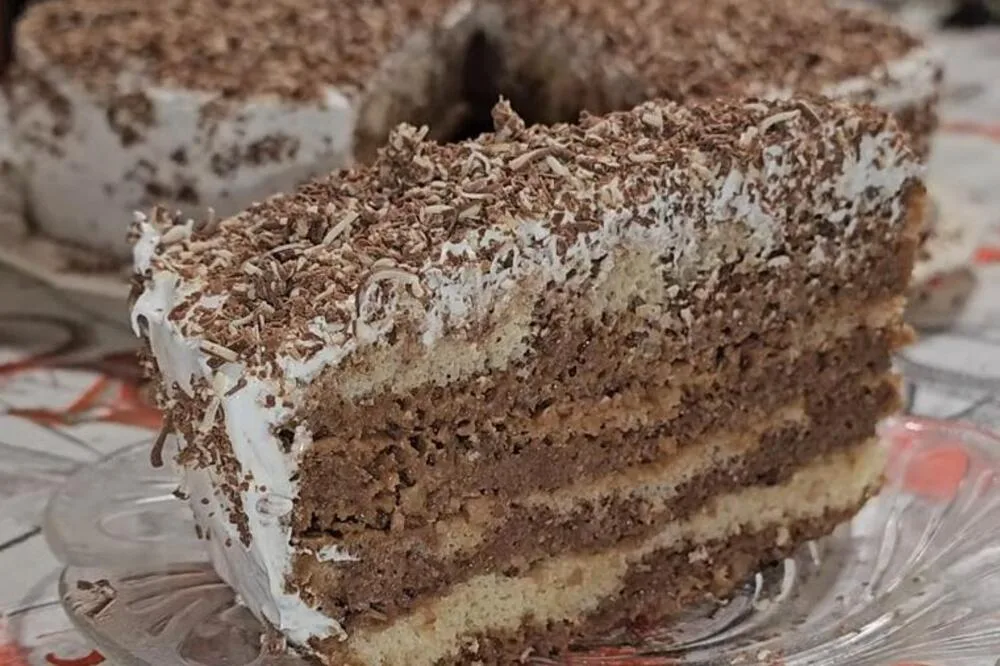 NAJKREMASTIJA ”POLICAJAC TORTA” KOJU JE CIJELA JUGA OBOŽAVALA: Gotova za svega par minuta – recept iz stare sveske