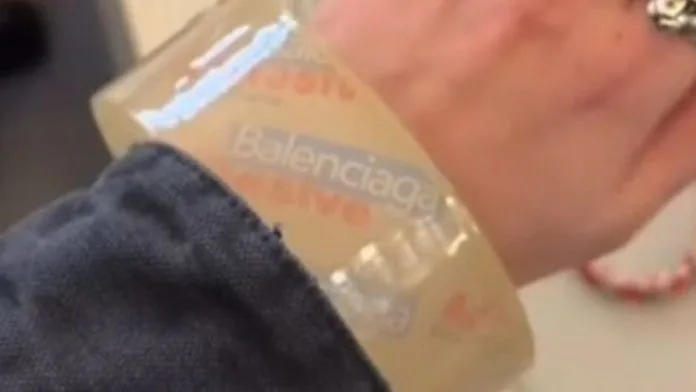 Balenciaga lansirala narukvicu u obliku ljepljive selotejp trake od 4,5 hiljade eura i izazvala brojne kontroverze