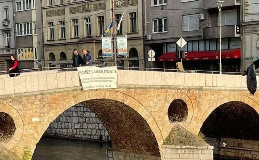 Poruka na Latinskoj ćupriji u Sarajevu oduševila građane: Pogledajte šta je napisano