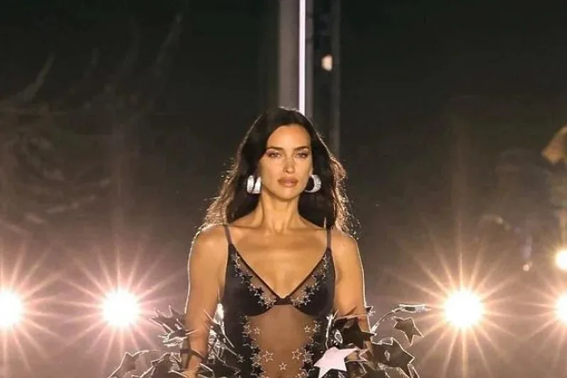 Irina Shayk oduševila pojavljivanjem na reviji Vicoria’s Secreta pa poručila: “Vraćam se”
