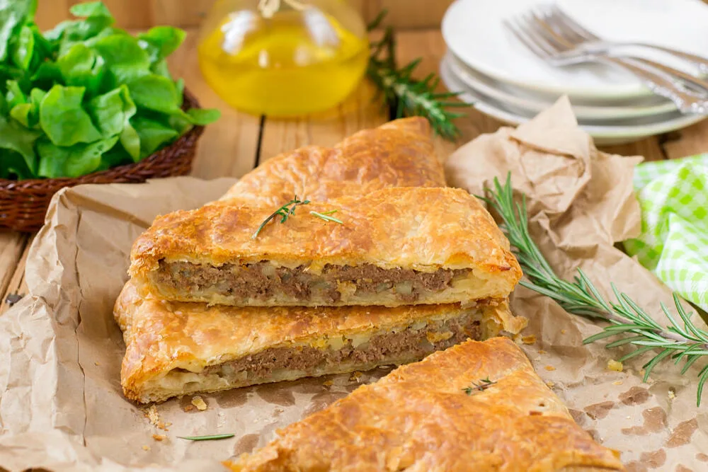 Izlivena PITA SA MESOM BEZ KORA i razvlačenja – Bolja i od BUREKA, a gotova za tili čas