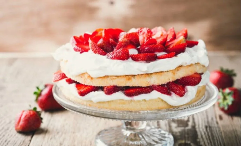 Zdrava torta sa jagodama i kremom od indijskih oraha