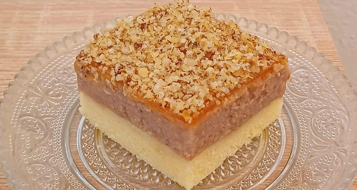 KOLAČ S GRIZOM, ORASIMA I KARAMEL PRELJEVOM