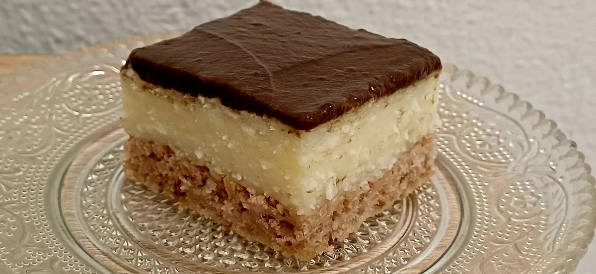 Sočan kolač sa jabukama, puding kremom i kakaom