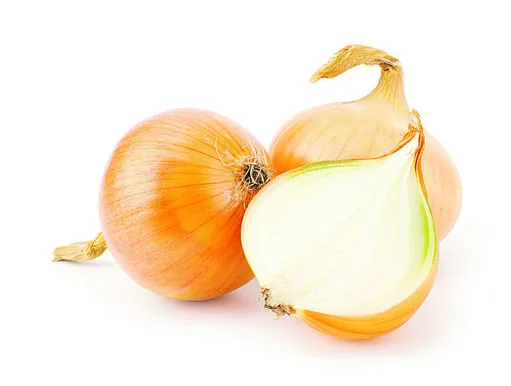 Zapečeni luk sa sirom odličan je prilog pečenjima