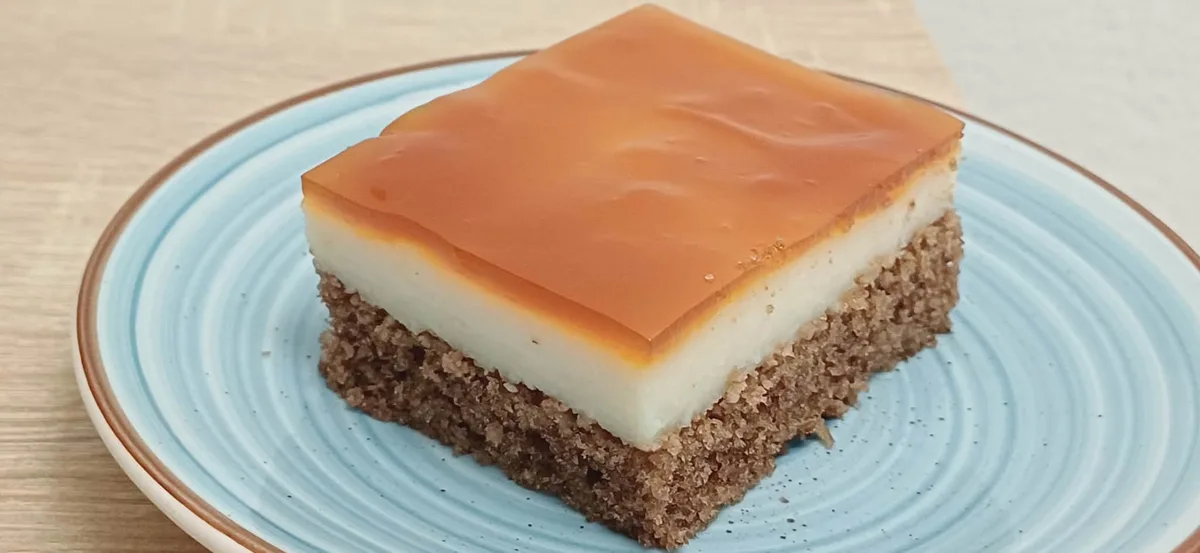 Crni biskvit sa orasima – savršen za bogate kreme i karamel preljev