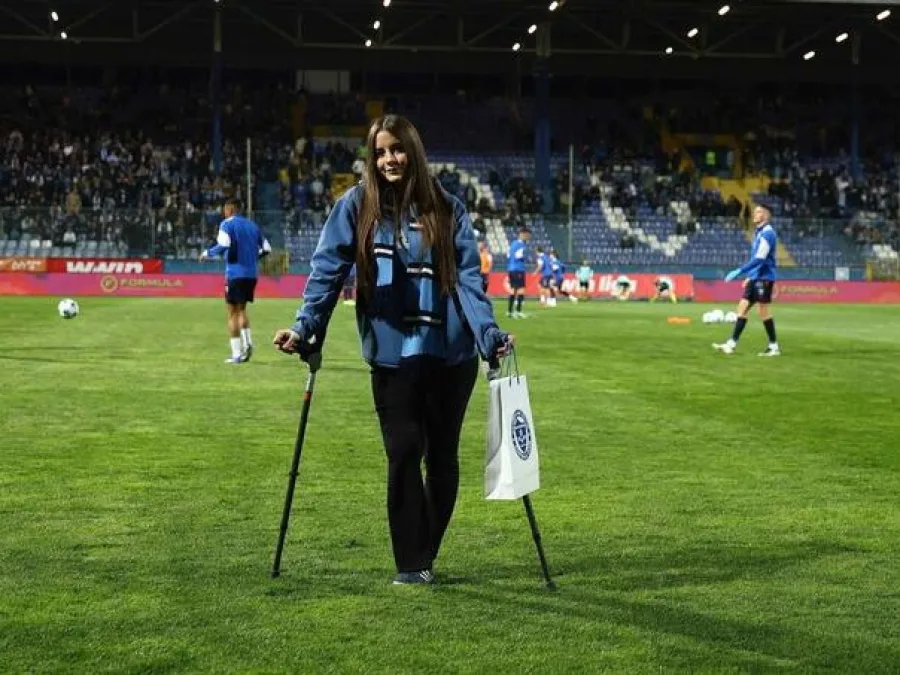 Suze i aplauzi na Grbavici : Povratak male heroine Elle Jovanović (Video)